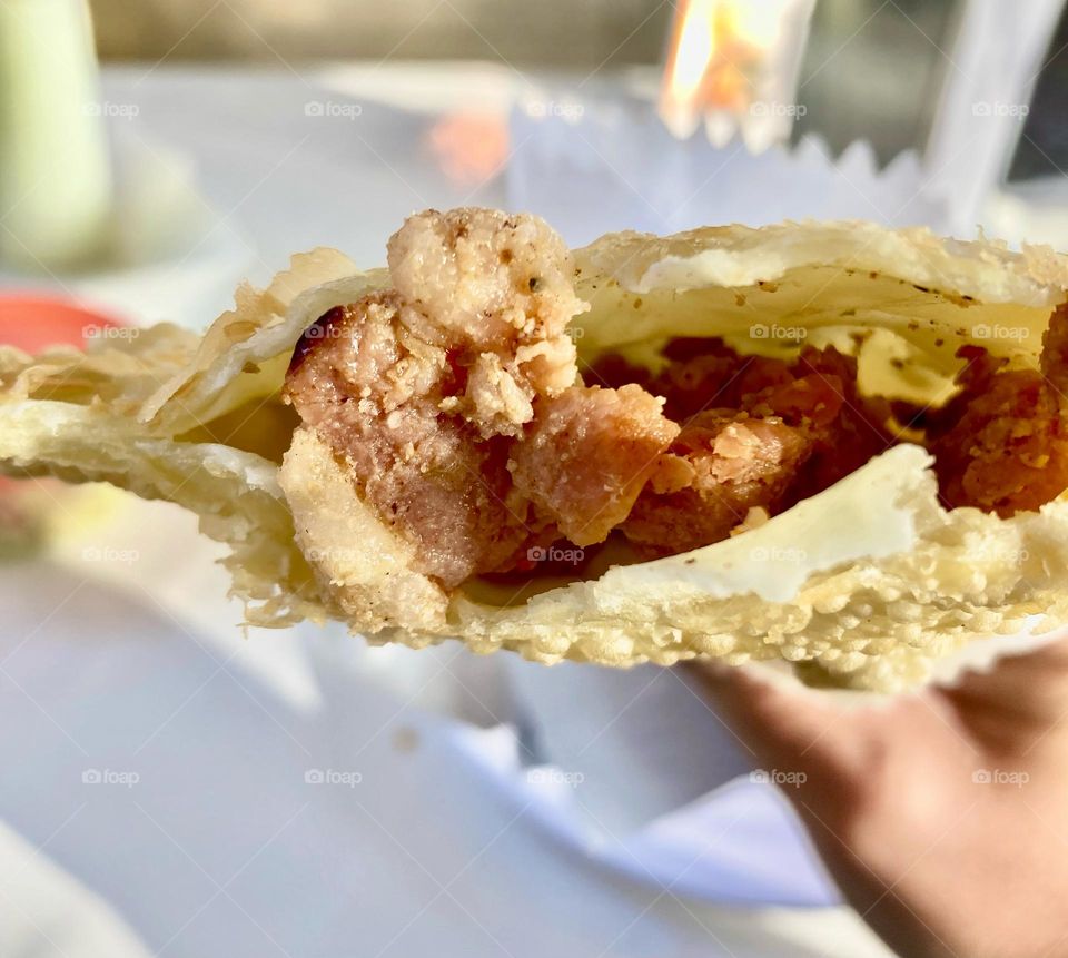 How about a legitimate Bragantina sausage pastry, well stuffed, at the Free Fair? What diet can you handle? / Que tal um legítimo pastel de linguiça bragantina, bem recheado, na Feira Livre? Qual dieta aguenta?