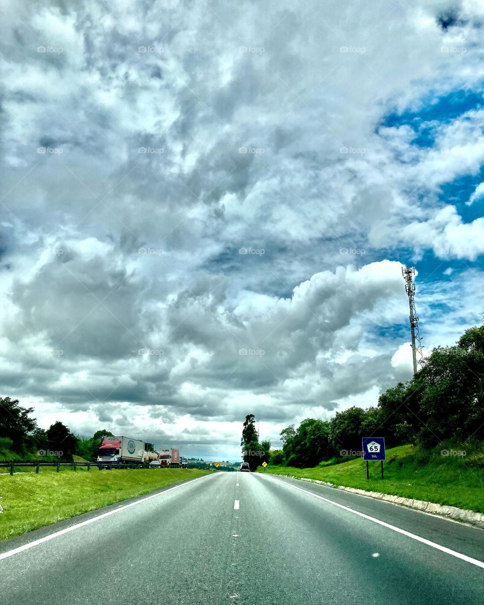 Entre Jarinu e Atibaia, um céu bem carregado. E o trecho para rodar está ótimo: fresco com a estrada vazia!

Registrar a paisagem bonita é bom demais.