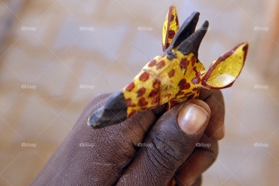 The ebony wood, which is imported from southern Sudan, is considered to be the best wood in the ceramics industry, which has benefited the people of South Sudan and the market of ceramics and handicrafts from the popular markets of tourists in Sudan