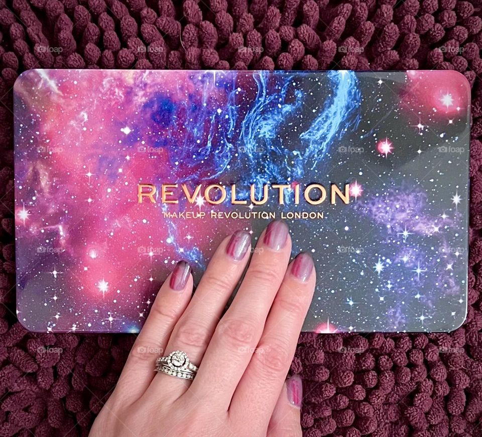 My manicure matches my new eyeshadow palette 