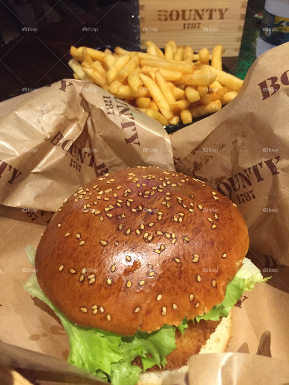 Hamburger and fried potatos