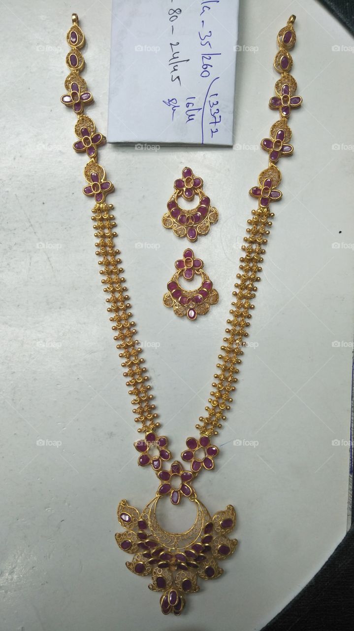 long Haar gold necklace