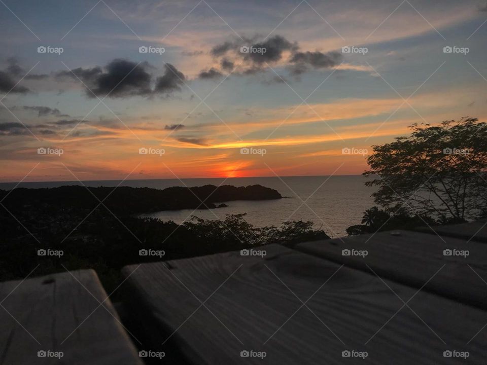 Atardecer desde un mirador hacia la playa