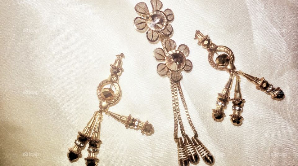 The bangles and the thighs are a reflection of women's beauty