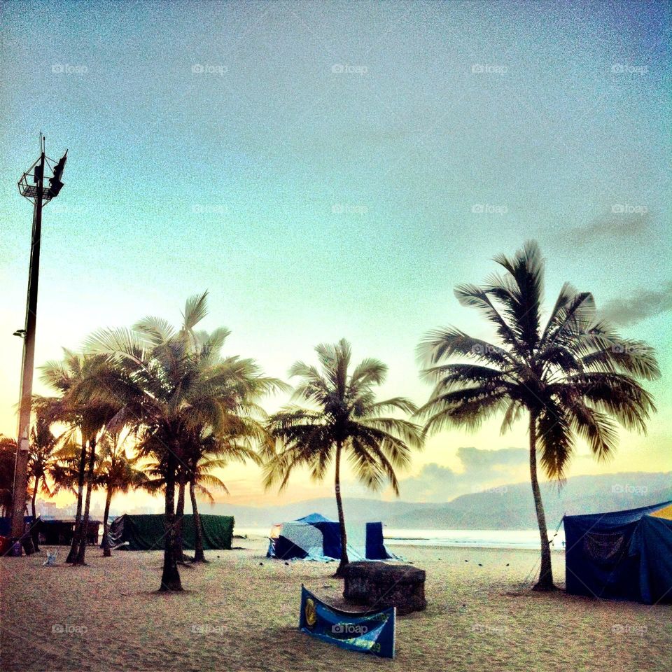 Nesse sábado tão carrancudo, nublado e feioso, vale lembrar um outro sábado, mais bonito, na praia.

Ô saudade do mar…