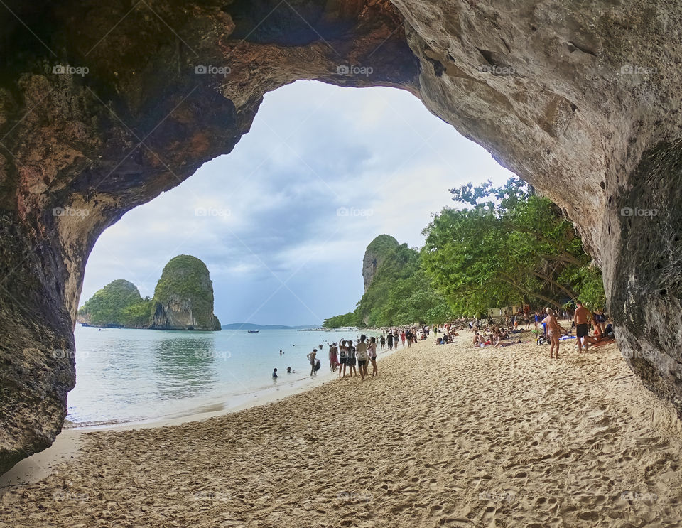 Cueva con vistas a playa paradisíaca con fondo de vegetación, un lugar mágico en Tailandia