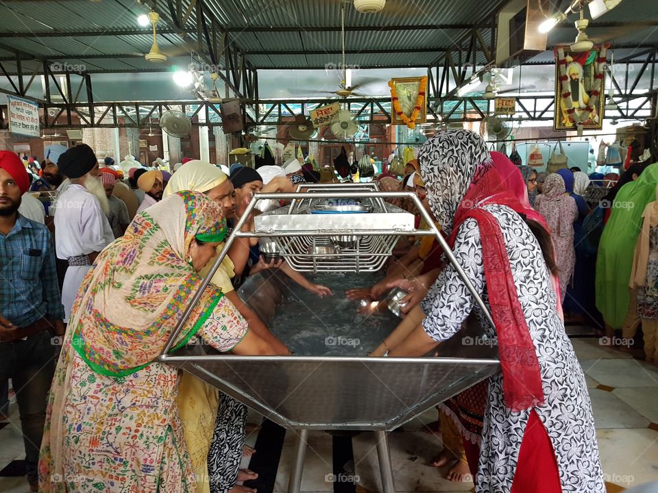 dish cleaning at golden temple