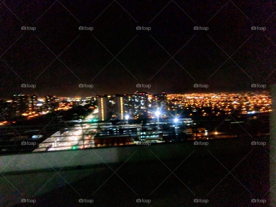 ciudad de Santiago anocheciendo desde el piso 19
