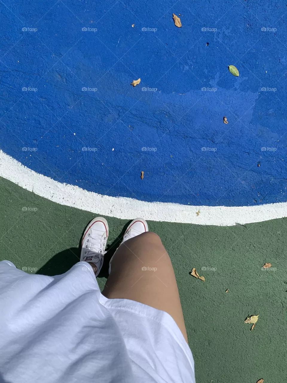 Piernas estéticas en un panorama deportivo sobre una cancha de basketball