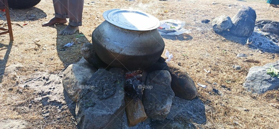 Metallic pot for cooking