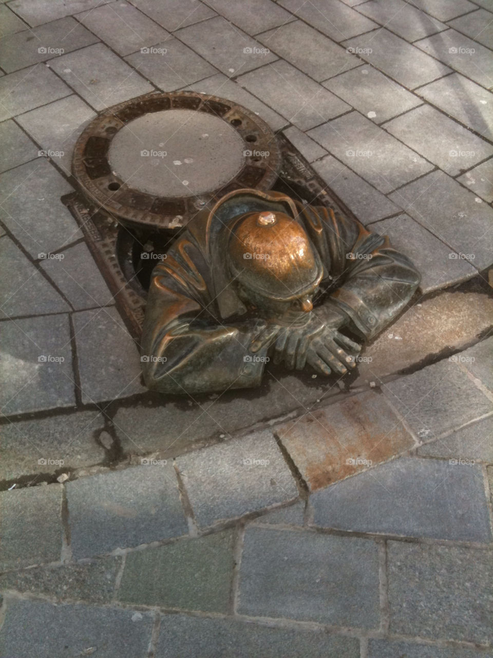statue man monuments manhole by keefo13