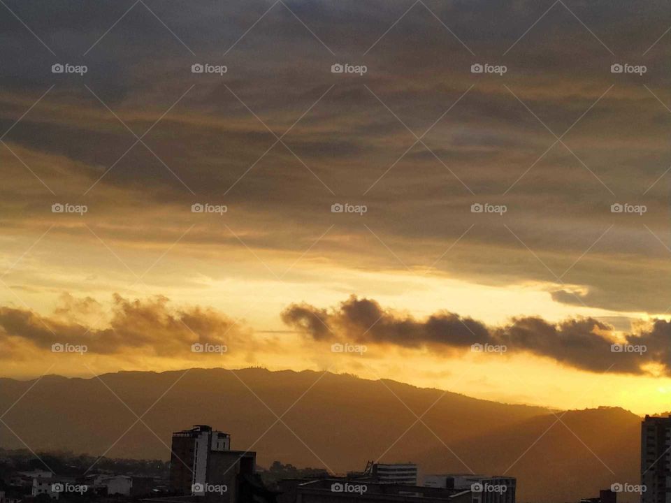 Los colores del cielo en un bello atardecer.