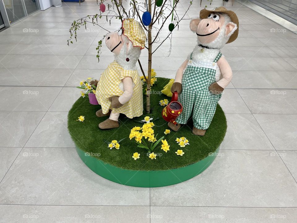 Easter decoration with cheerful sheep in a shopping arcade in Prague.