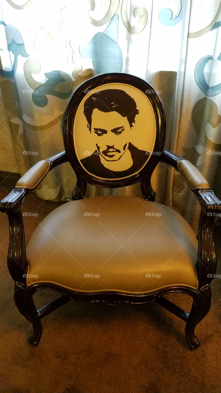 Johny  Depp chair