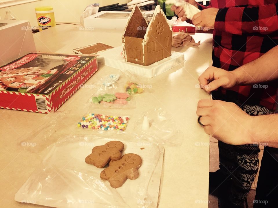 Decorating gingerbread house 