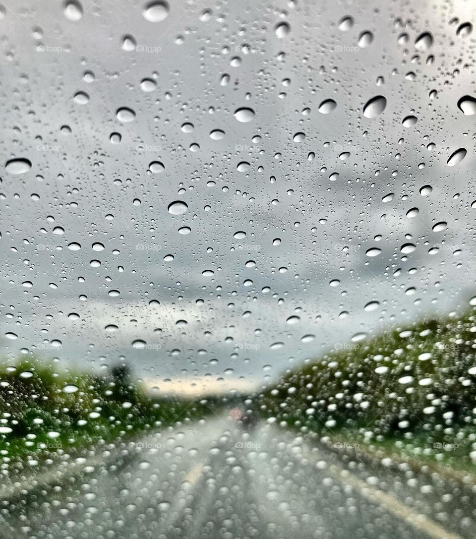 Chove, chuva. Chove sem parar! Pode vir tranquila, desde que venha mansa - pois não gostamos de temporal. 