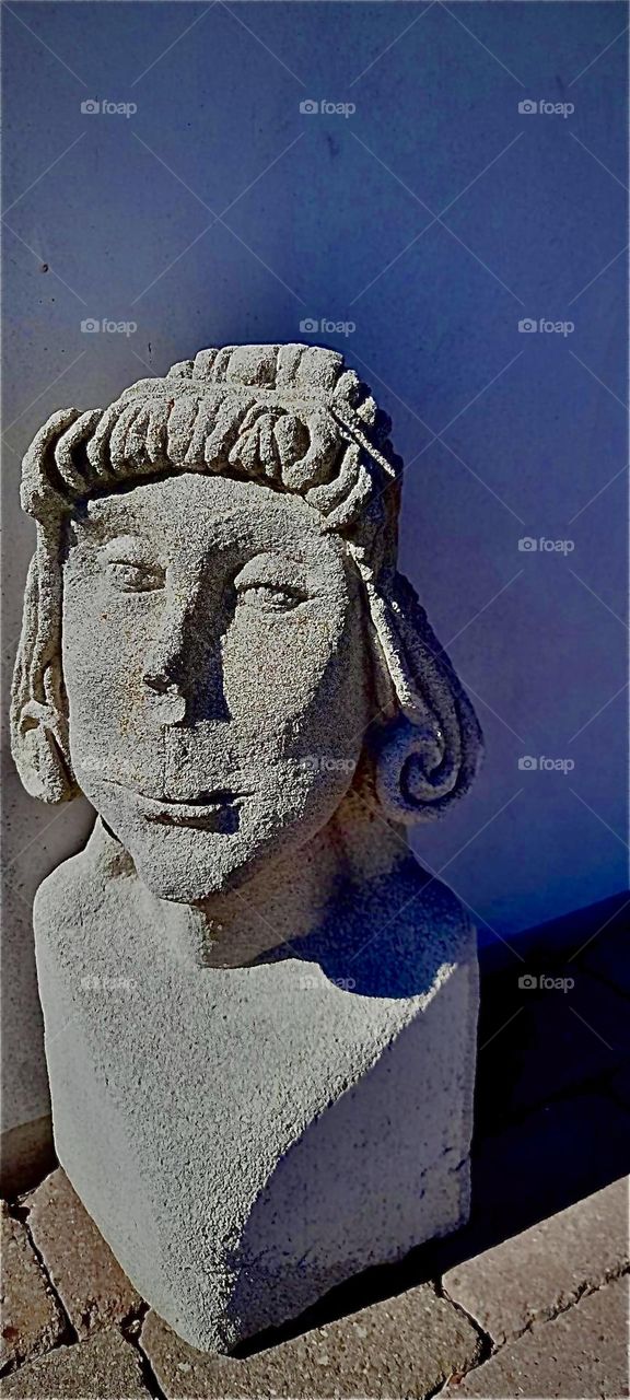 An example of the artwork that was created here at the „Blaue Scheune“, the „Blue Barn“ is this „Pablo Picasso“ inspired semi abstract sculpture, a bust of a young woman possibly in the likeness of „Astrid Nielsen“. 2022. Hypnotic Productions