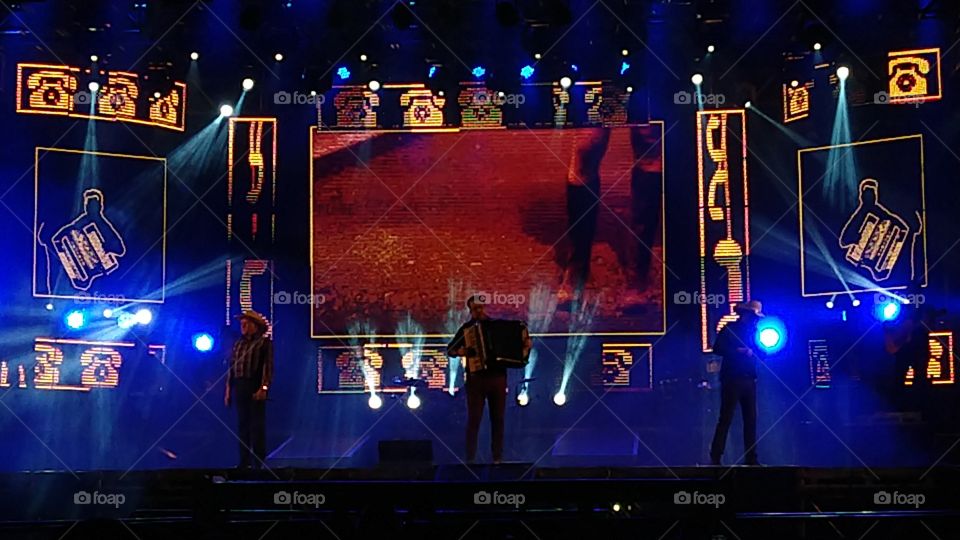 Palco com show artístico.