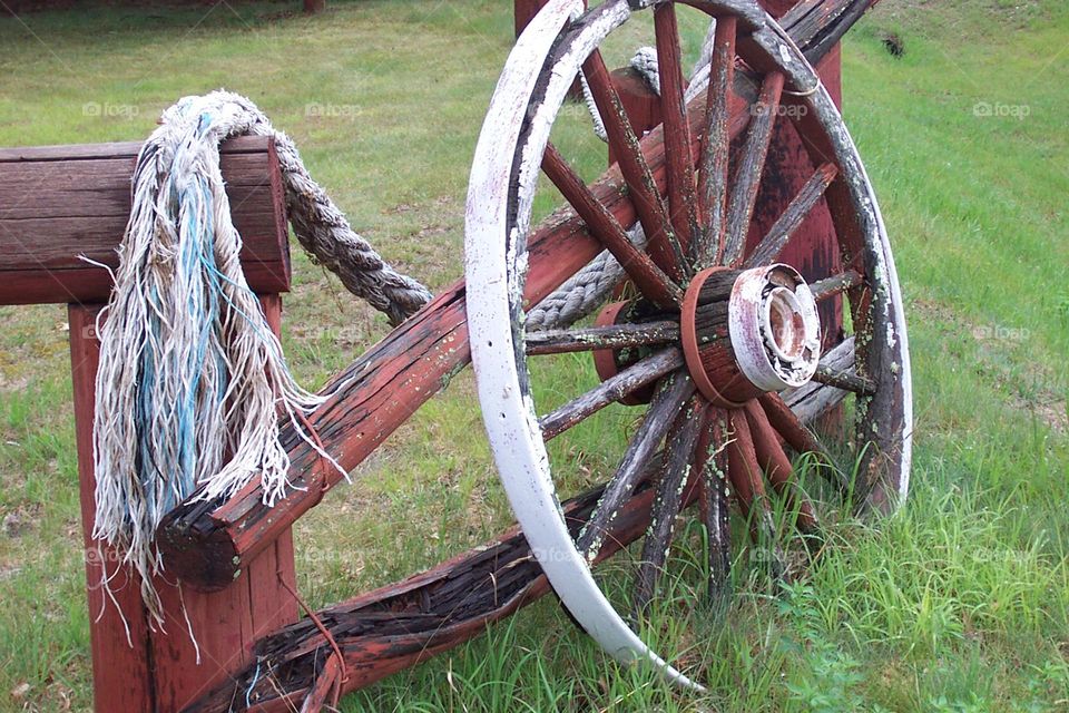 Carriage wheel made of wood and metal