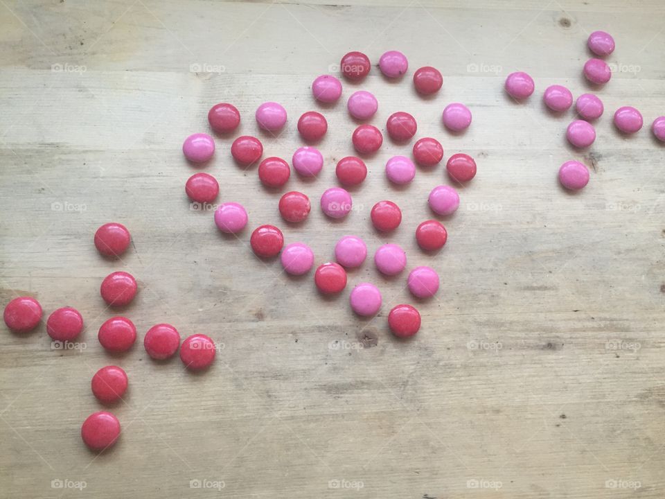 Pink and red candies that say XoX for Valentine's Day 