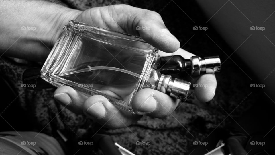Background, frascos de perfumes, spray. Mão, ação...