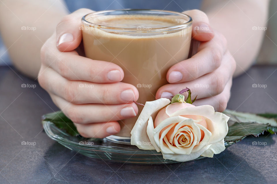 Close-up of human hand holding coffee cup