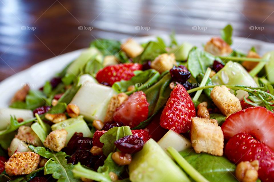 Strawberry spinach salad