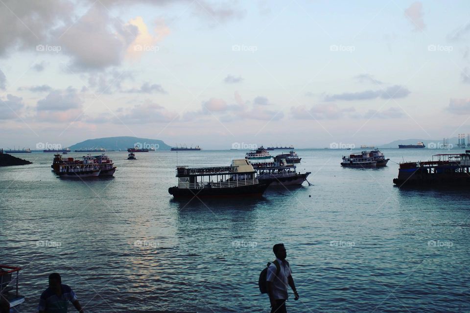 Mumbai Maharashtra
This deck, built by BMC, is 10 feet above sea level and has an area of ​​10,000 square feet. It has a seating arrangement of about 100 people with 26 benches. Not only this, keeping in mind the environment, about 130 types of trees