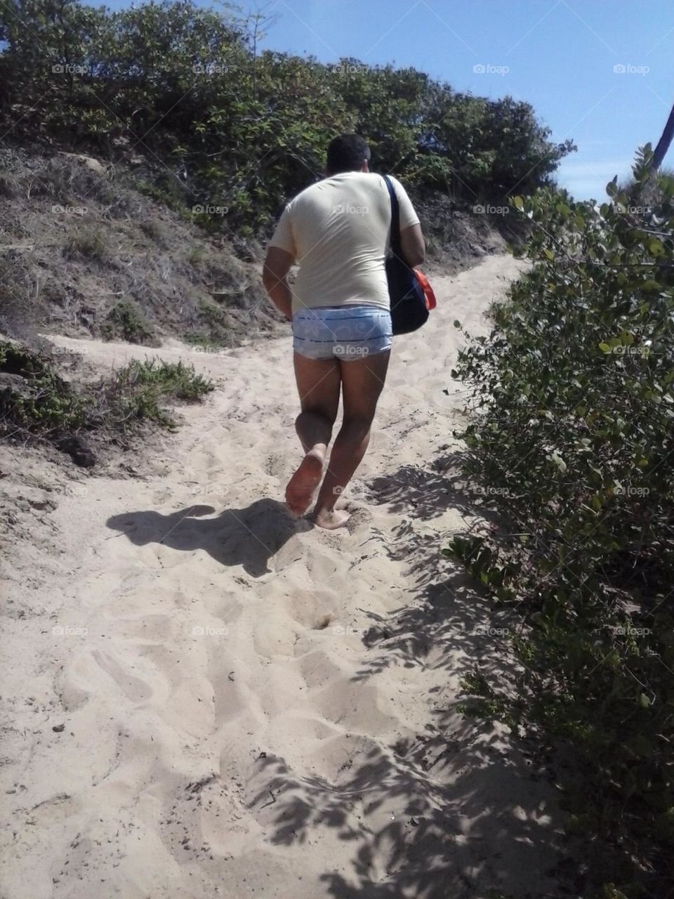 going up the sand path em Massarandupioló Bahia Brasil