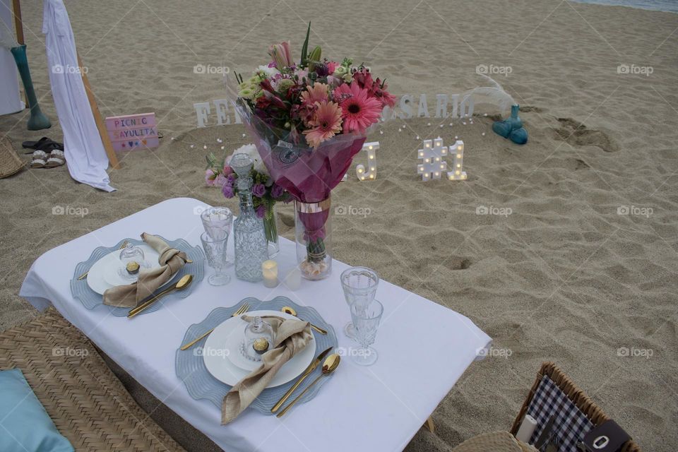 Bonito aniversario con picnic en la playa