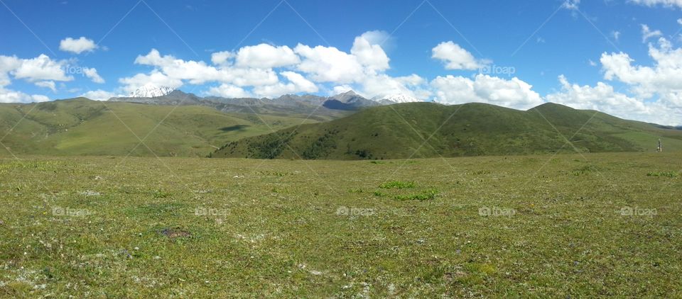 peaceful scenery in Tibet