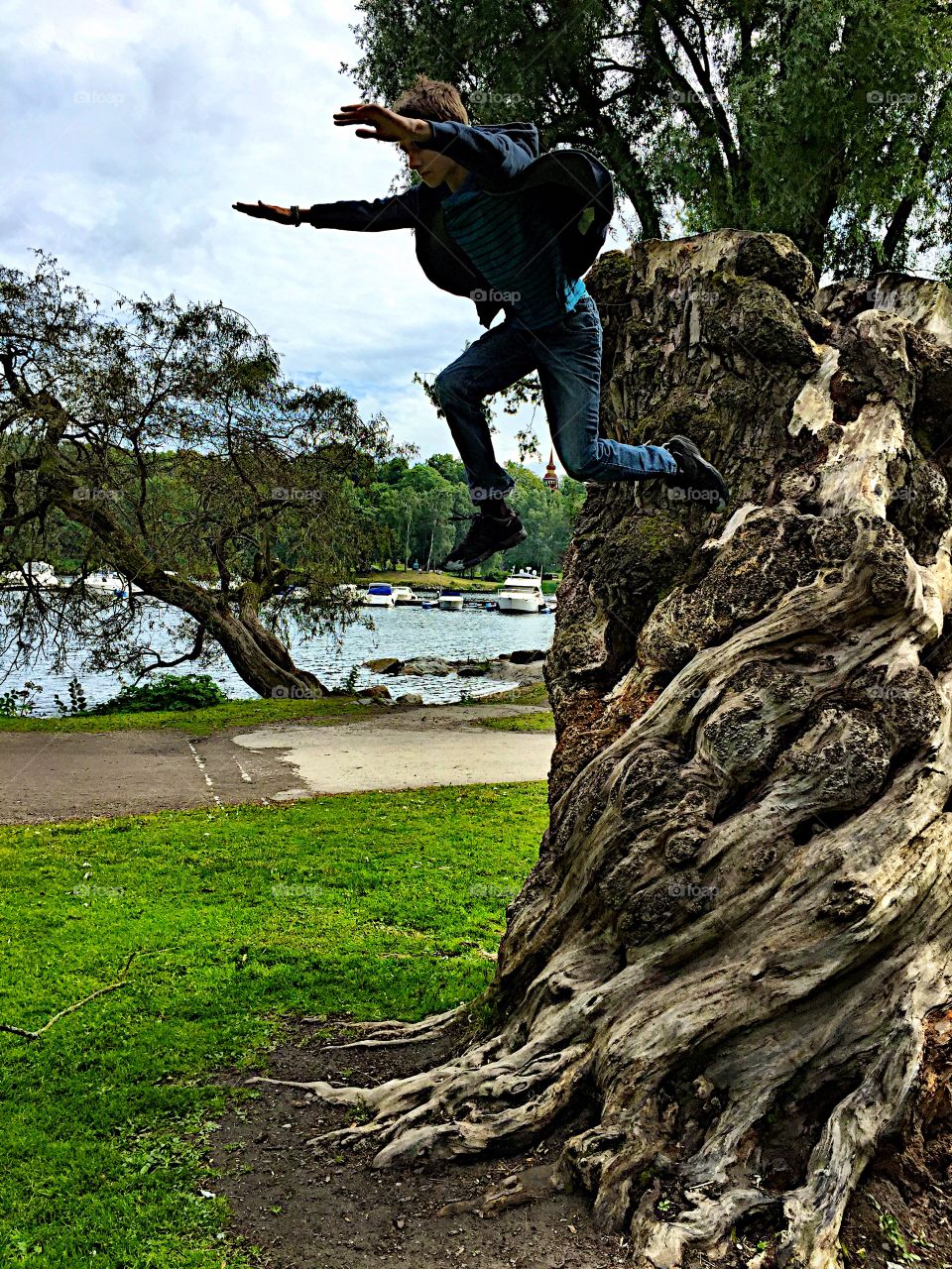 Boy jump of from the tree! 