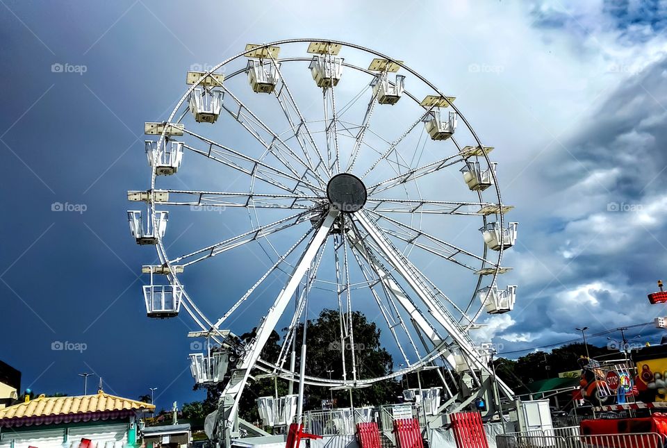Ferris wheel on a cloudy day