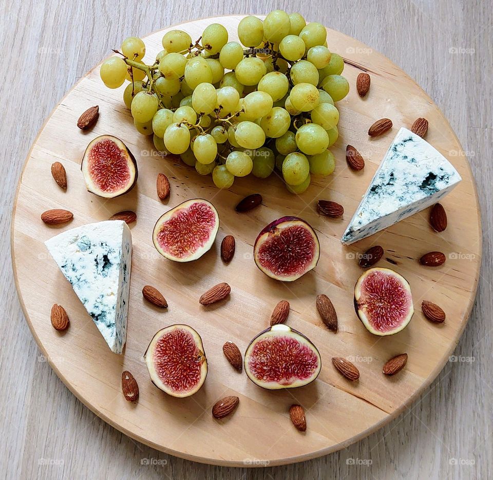 Yammy 😋 Wooden plate with blue cheese, almonds, grapes and figs😋