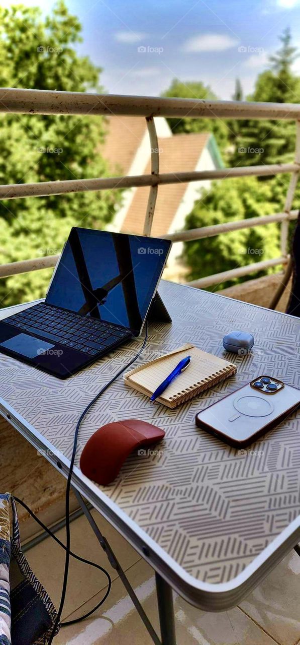 Apple and Samsung 🍏