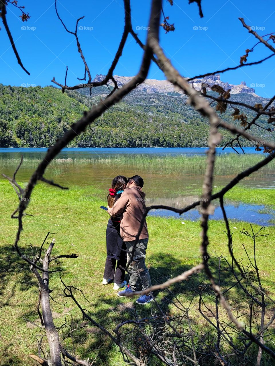 pareja y paisaje patagónico