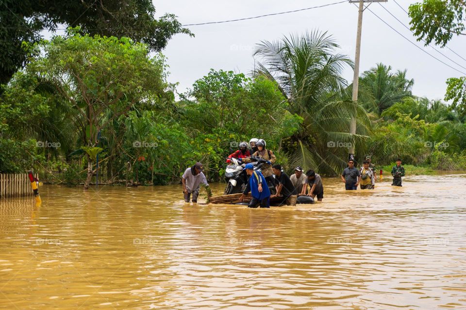 warga membantu korban banjir