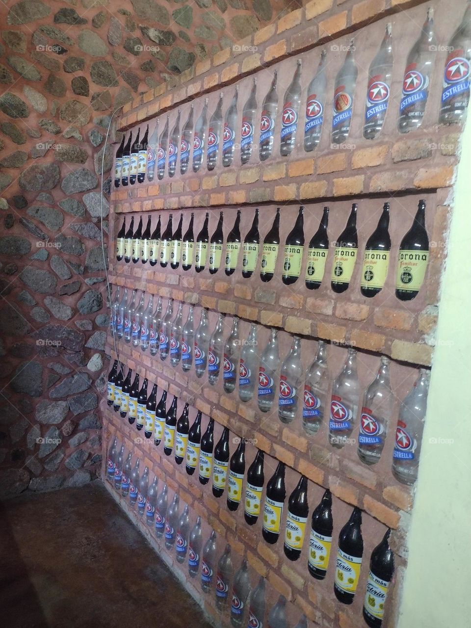Walls Made with Bottles/ Paredes hechas con botellas