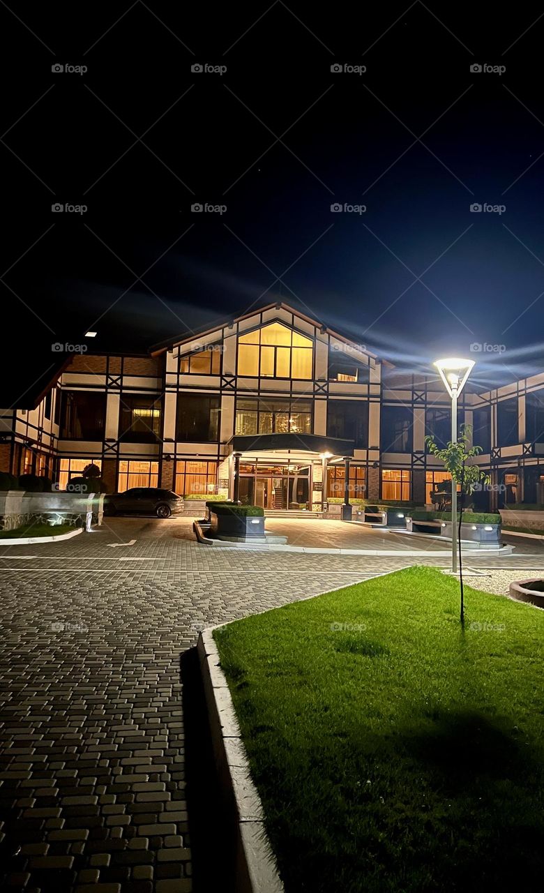 Одинокий фонарь, освещая окрестности, создает загадочную атмосферу, бросая свет и тени на улицу.