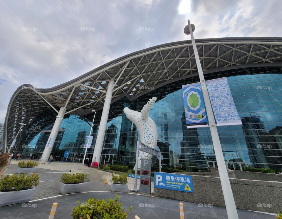 The planning and design of the Kaohsiung Exhibition Center is international and integrated with local colors, emphasizing green buildings, sustainable development, and the intimate interaction between people and water, combining the images of sails a