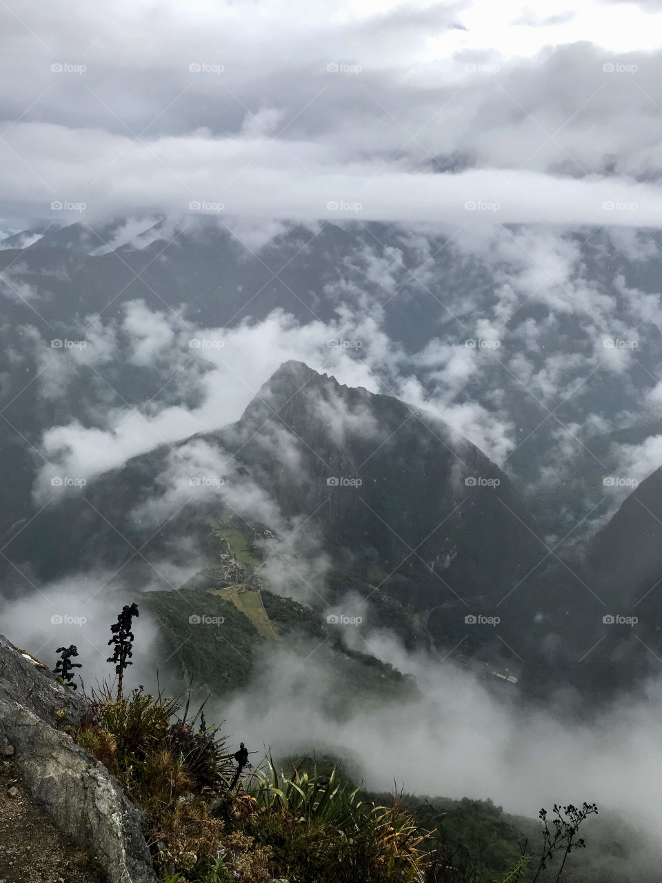 Vista aérea de Machu Picchu no Peru, coberto por nuvem.