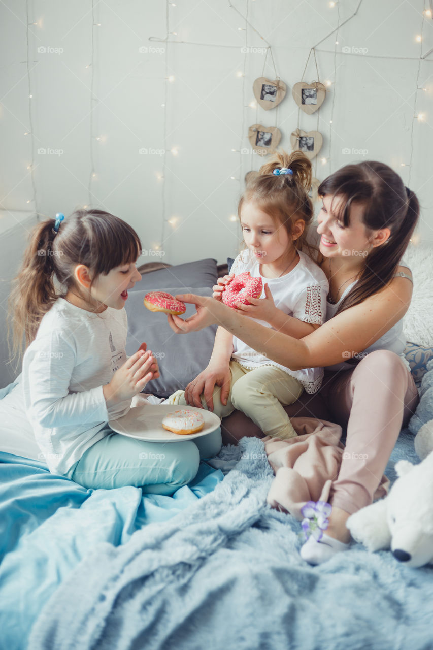 Family eating the donuts