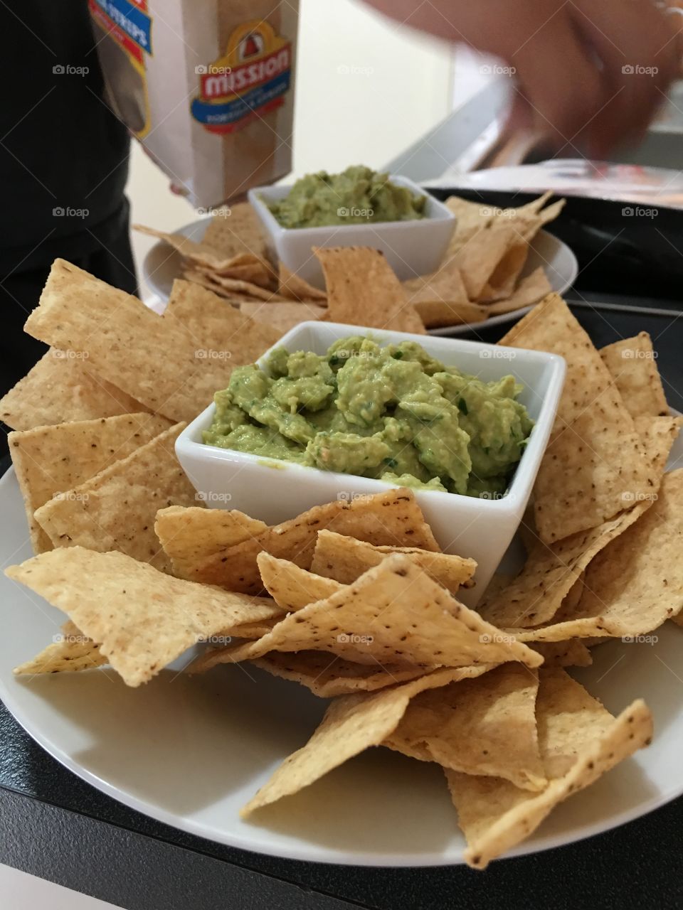 Spinach hummus dip with cornchips appetiser 