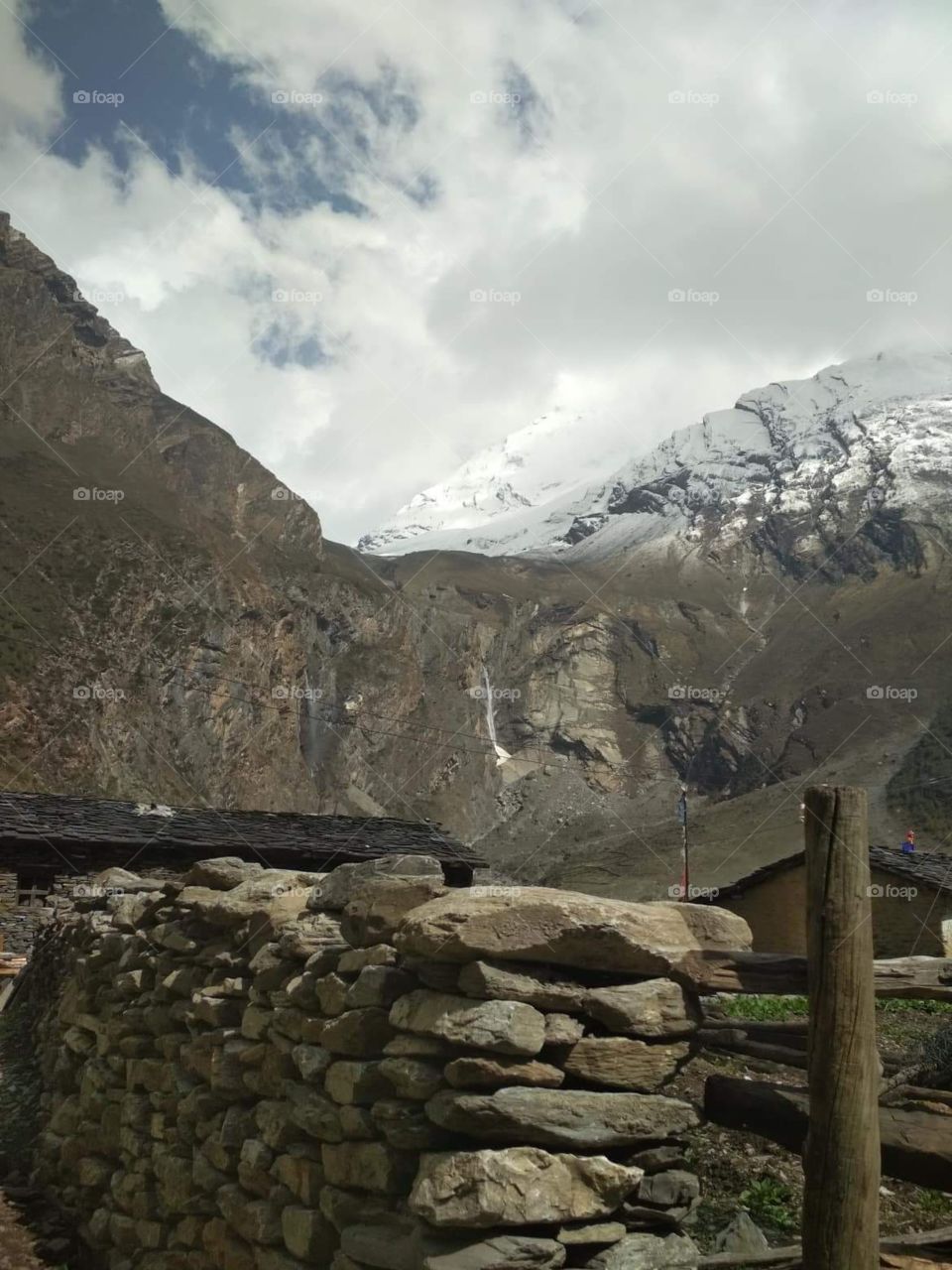 I love mountains because that makes realize how small people thoughts and my problems are 🌄