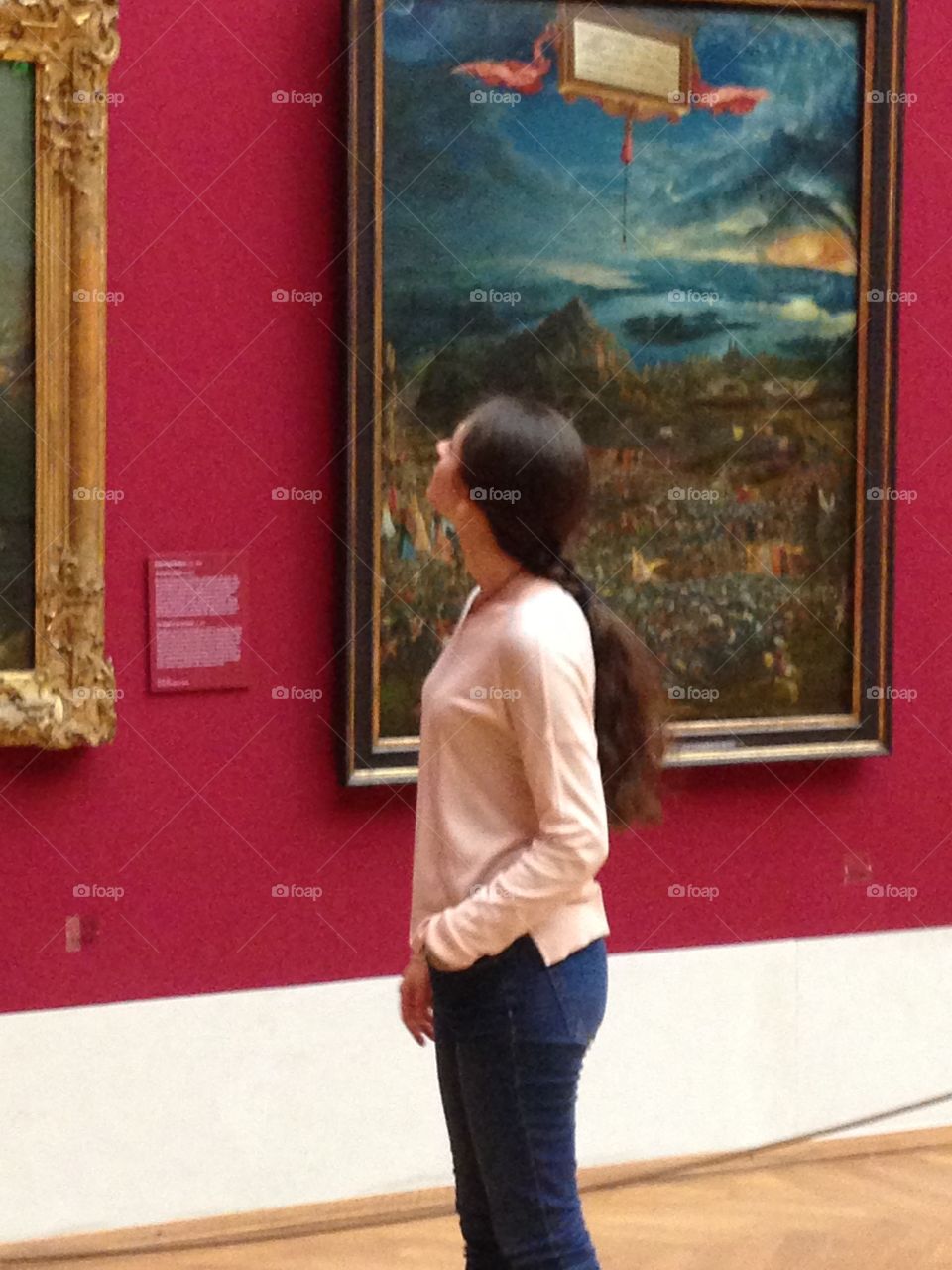 FRANÇAIS: Dans un musée, l'attention portée par une femme pour les tableaux présents... // ENGLISH: In a museum, a woman pay attention for the walls...