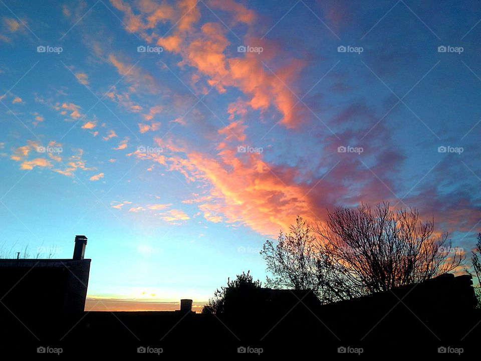 Fotografía de un cielo muy extraño, con una bella combinación de colores y a la vez una muy linda textura.