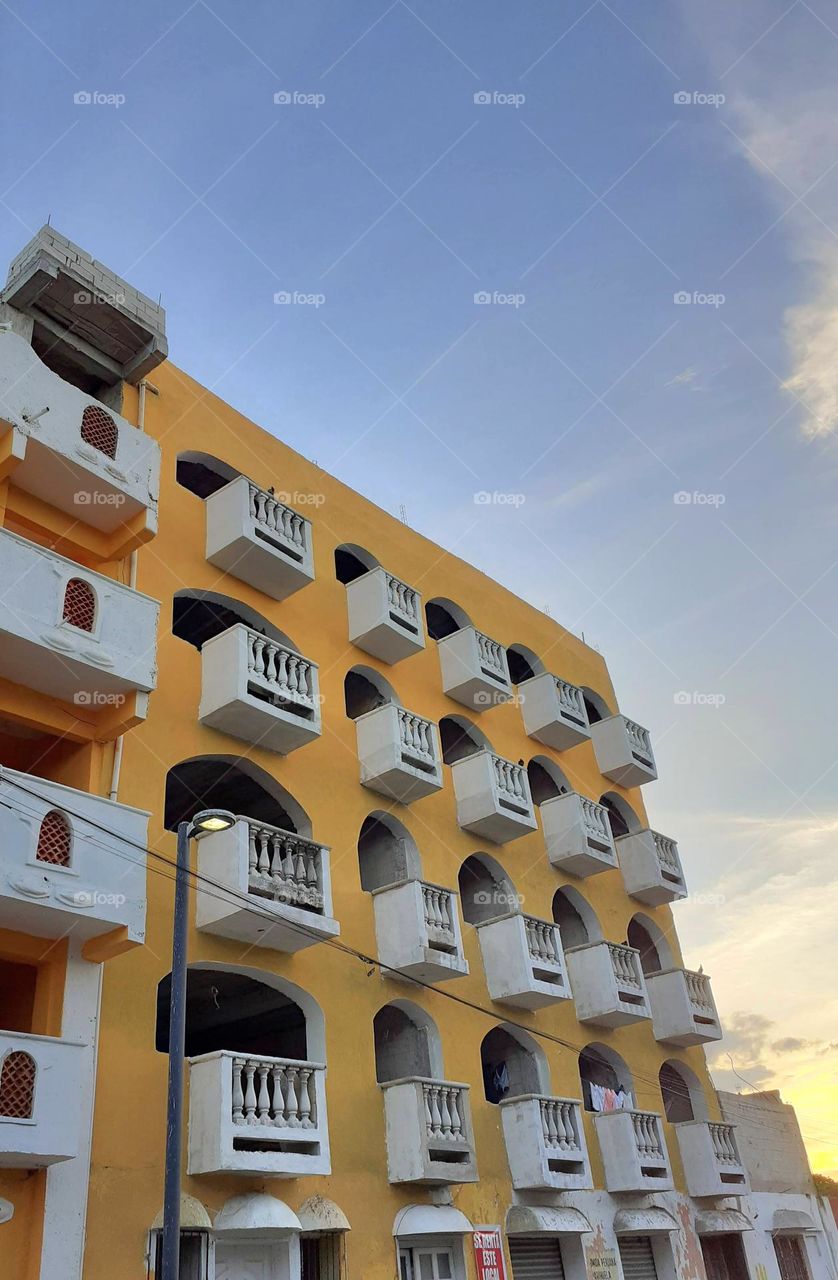 edificio con figuras rectangulares