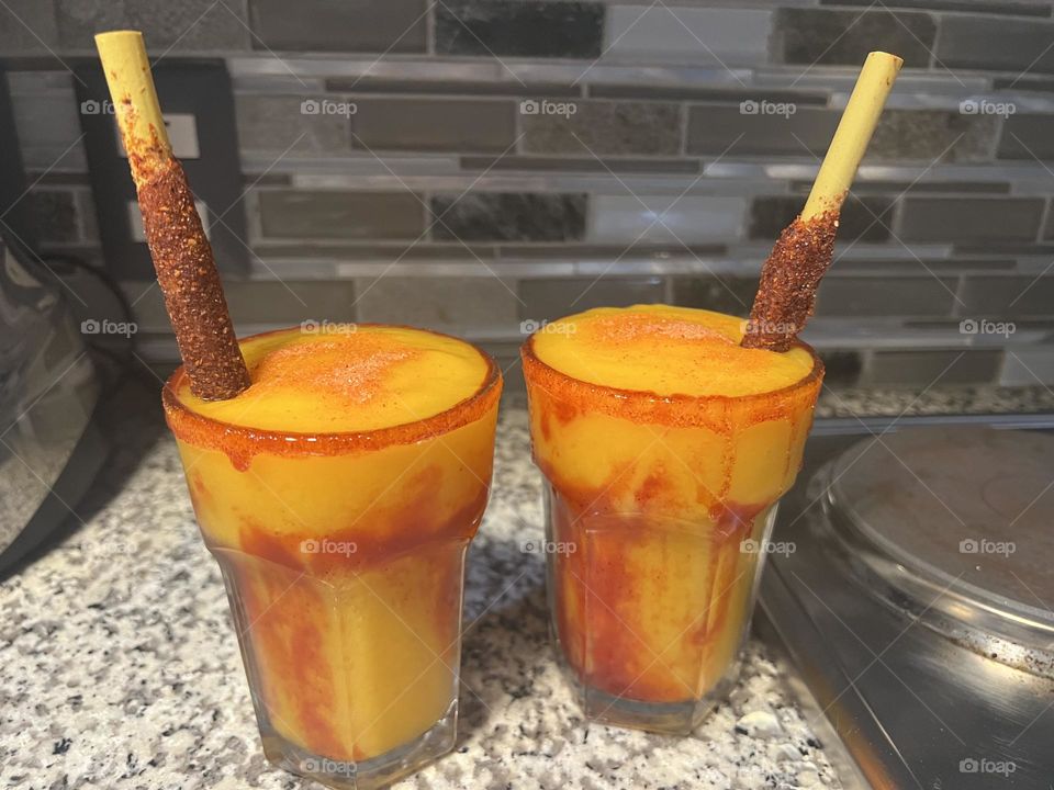 Mangonada con popote cubierto de tamarindo