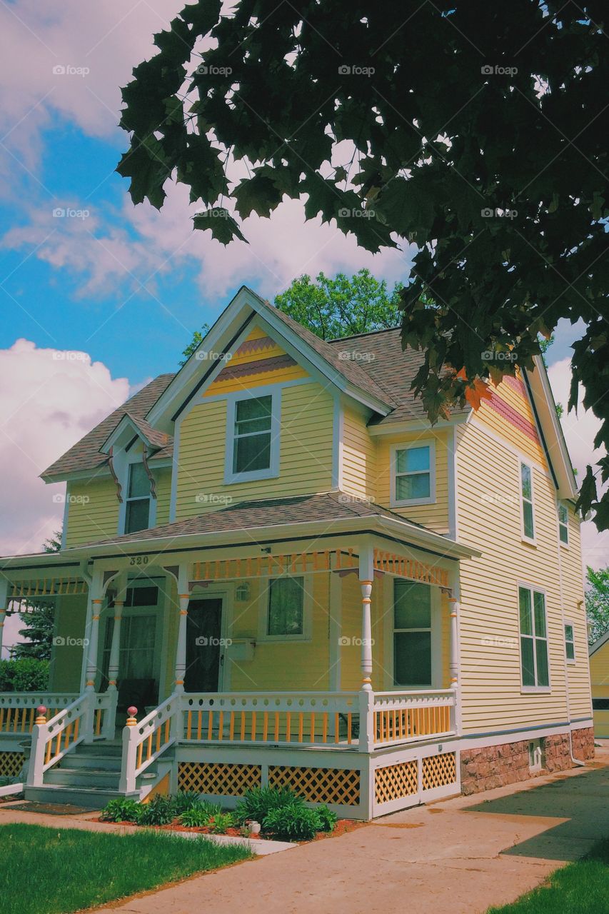 Yellow house. Sioux Falls