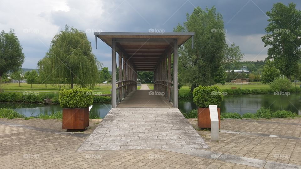 Brücke. Über das Wasser durch die Brücke